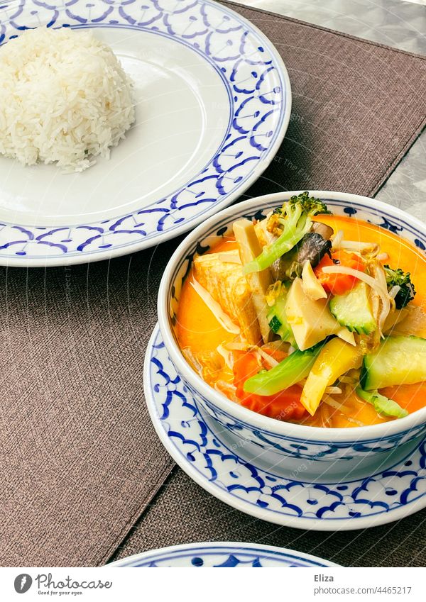 Thai vegetable curry with rice Vegetable curry Curry powder Thai cuisine Asian Food vegan Rice Yellow curry Tofu Eating Vegetarian diet Restaurant Table