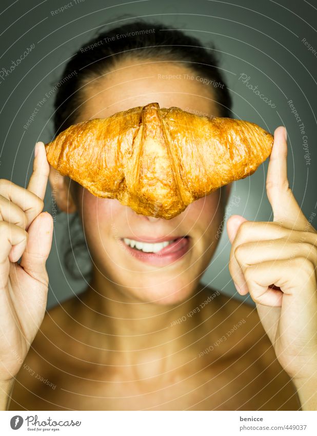 voila, un croissant Woman Human being Croissant Baked goods Bread Bakery To enjoy Delightful Eroticism Looking into the camera To hold on Flour Fingers Dish