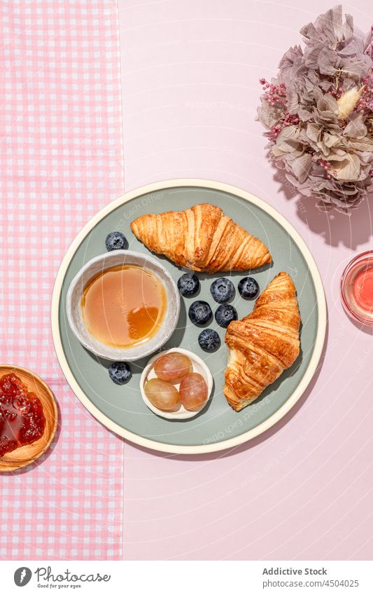 Plate with yummy croissants with blueberries and jam placed on table breakfast fresh delicious serve blueberry tasty food dessert sweet pastry plate baked