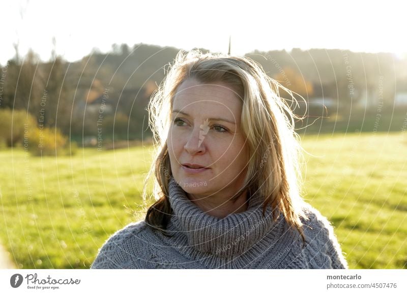 Portrait of a woman in the autumn sun portrait Autumn Contentment Facial expression Warmth balanced Romance Calm Serene Life confident 30 - 45 years Moody