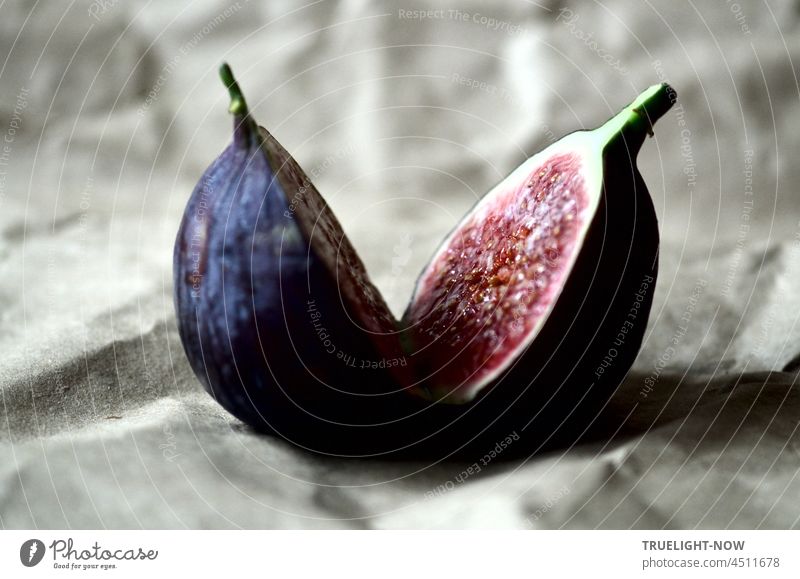 With sharp blade / Divided is the fig's shape / Red flesh flashes. Fig Sliced inboard on the outside Blue Fruit flesh shell fruit organic vitamins salubriously