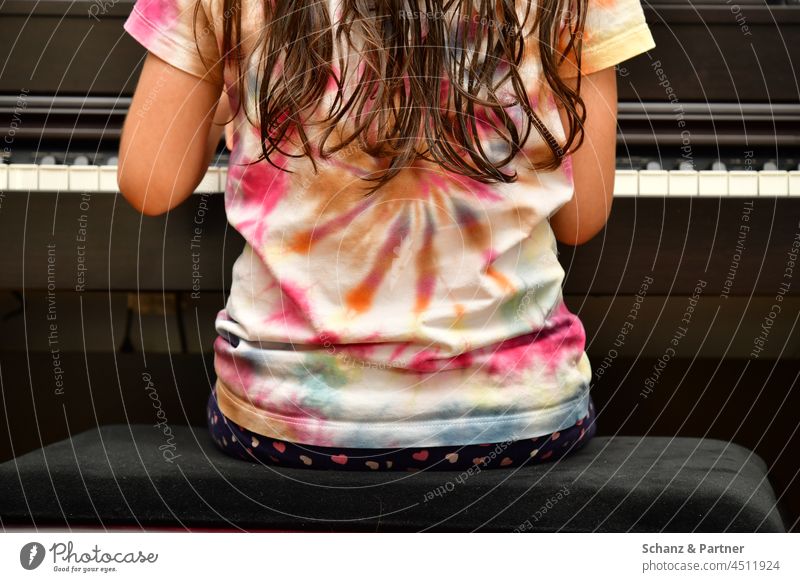 Girl playing the piano Child long hairs tool fumble Piano Education Batik Stool Piano stool Playing the piano