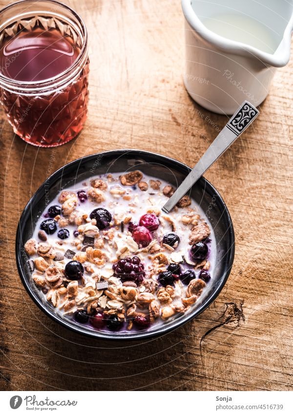Müsli Schüssel mit frischen Beeren auf einem Holztisch muesli breakfast food healthy sweet granola diet organic bowl fruit homemade nutrition natural cereal oat