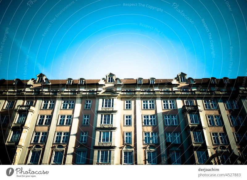 Alte Häuserzeile - Architektur - in der Stadtmitte von Dresden bei wunderschönen blauen Himmel ohne Wolken. häuser Gemäuer stadt architektur gebäude Gebäude