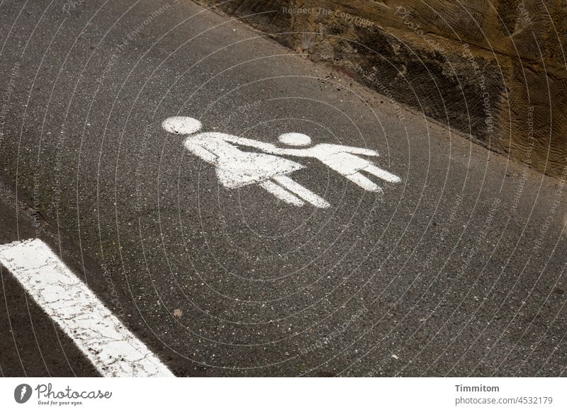 Art on the street Pictogram Pedestrian Clue Signs and labeling Asphalt Lane markings Lanes & trails Safety mother and child Orientation Line Wall (barrier)