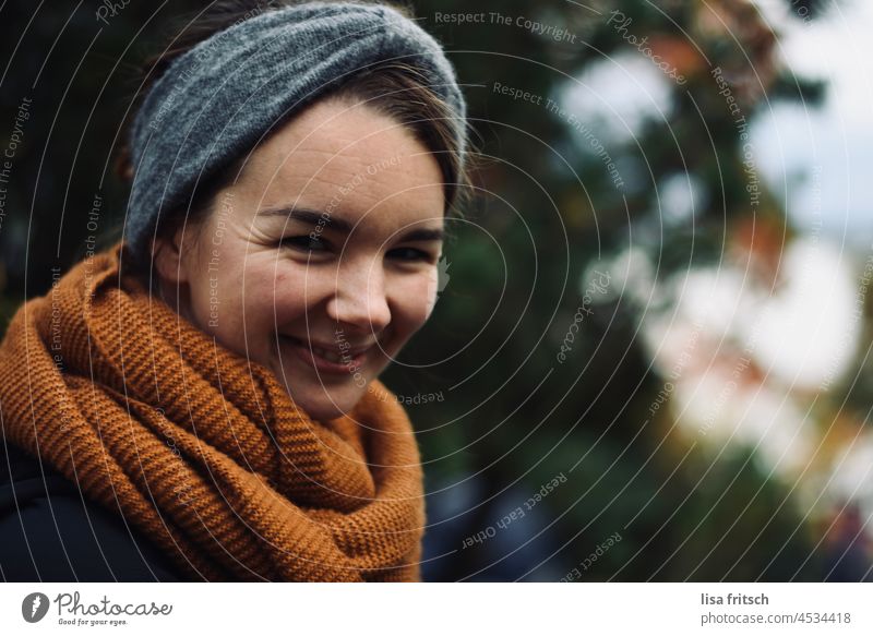 GRIN - YOUNG WOMAN - AUTUMN Woman 30-35 years Grinning pretty Headband Scarf Autumn kind Adults Colour photo Exterior shot Looking into the camera Smiling
