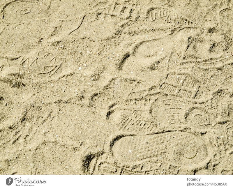 Footprints in the sand on the beach vertikal Objekt Hintergrund Schuhabdruck Konzept Spaziergang Ansammlung Schritt Boden Schritte Fußabdruck unbunt Sand