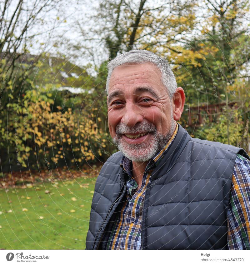 Portrait of a laughing senior citizen outside in the garden Human being Man Senior citizen 1 portrait age Laughter Friendliness kind Gray-haired Facial hair