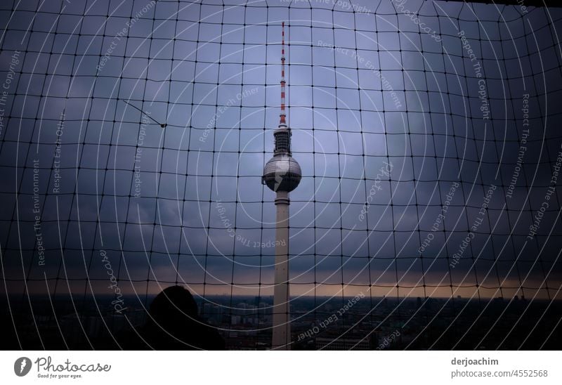 Die Schönheit im Auge des Betrachters  / Berliner Fernsehturm hinter einem Netz, am Abend. skyline cityscape alexanderplatz Town Skyline Colour photo Downtown