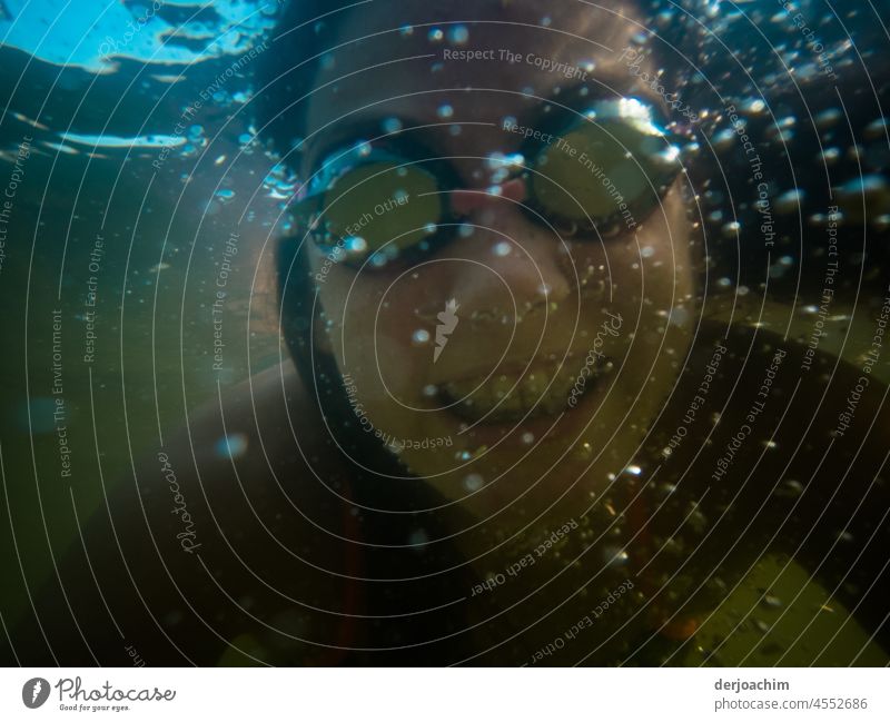 Am liebsten bin ich unter Wasser. Unterwasser trüb bewegung portrait erholung freizeit sport sportlich lachen brille Wassersport Girl Schwimmen wärme outtdoor