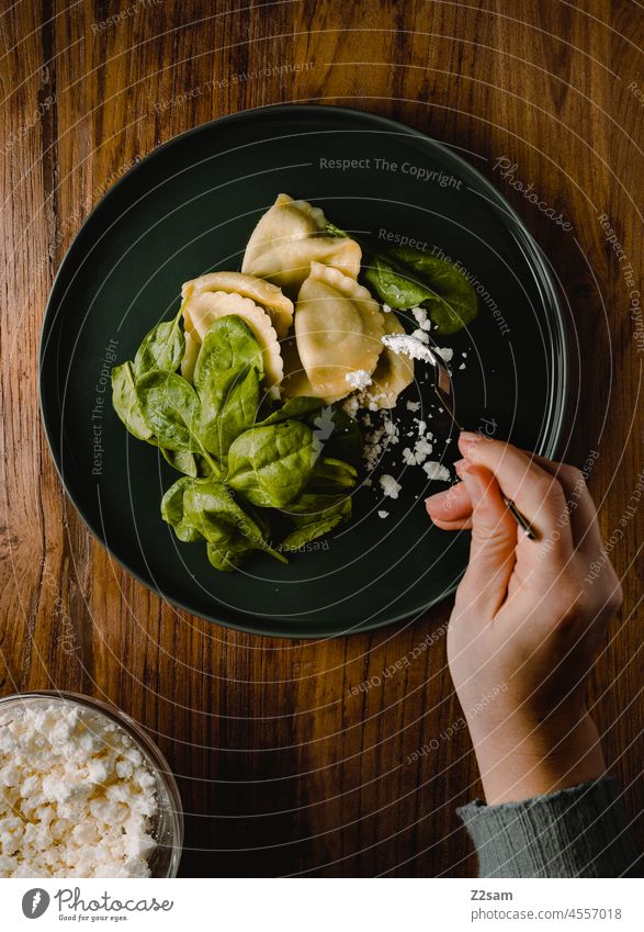 Nudeltaschen mit Spinat werden angerichtet food photography nudeltaschen spinat nudeln kochen anrichten ernährung gesund vegan Ernährung lecker