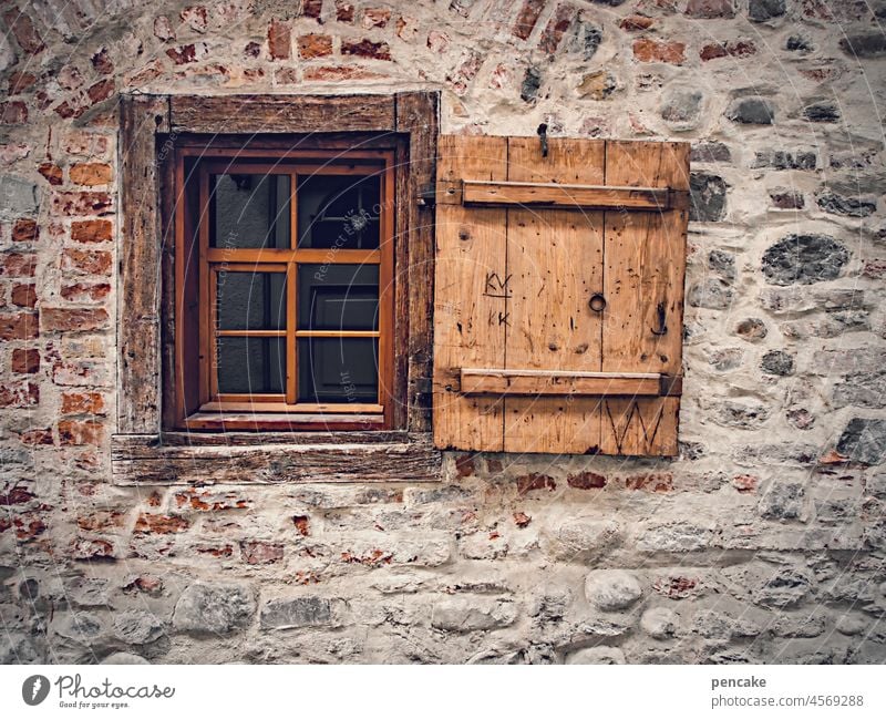 laden geöffnet! Fenster Fensterladen Gebäude alt Wangen im Allgäu historisch Stein Fassade Backstein Haus Architektur Jahrhundert Bausubstanz Erinnerung