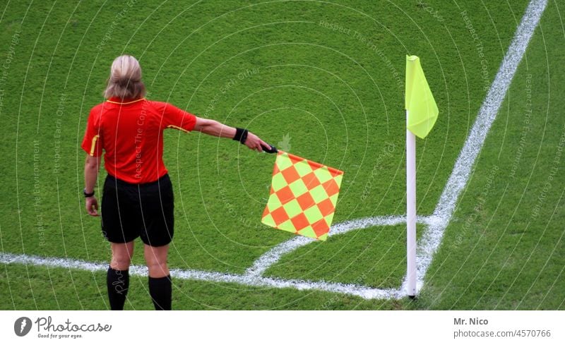 Flagger referee Referee Linesman lineswoman Sports Ball sports Football pitch Leisure and hobbies Sporting event Stadium Foot ball Football stadium Corner kick