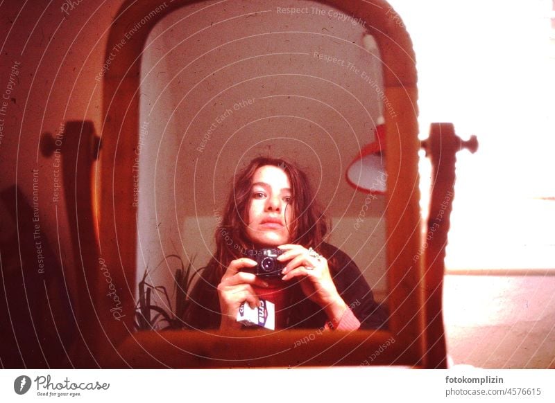 Selbstporträt mit Kleinbildkamera im Spiegel selfie Selfie Mirror image Woman camera Take a photo oldstyle Photographer Photography Self portrait