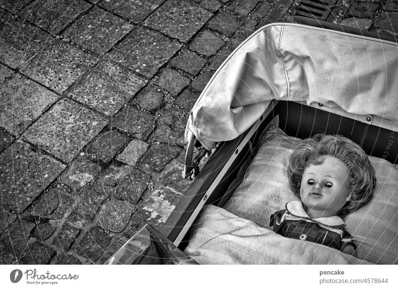 !Trash! 2021 | spielverlust Puppe schwarz-weiß alt vintage Puppenwahen Flohmarkt Müll krank Pandemie spielen Kindheit verloren Nahaufnahme liegen Bett