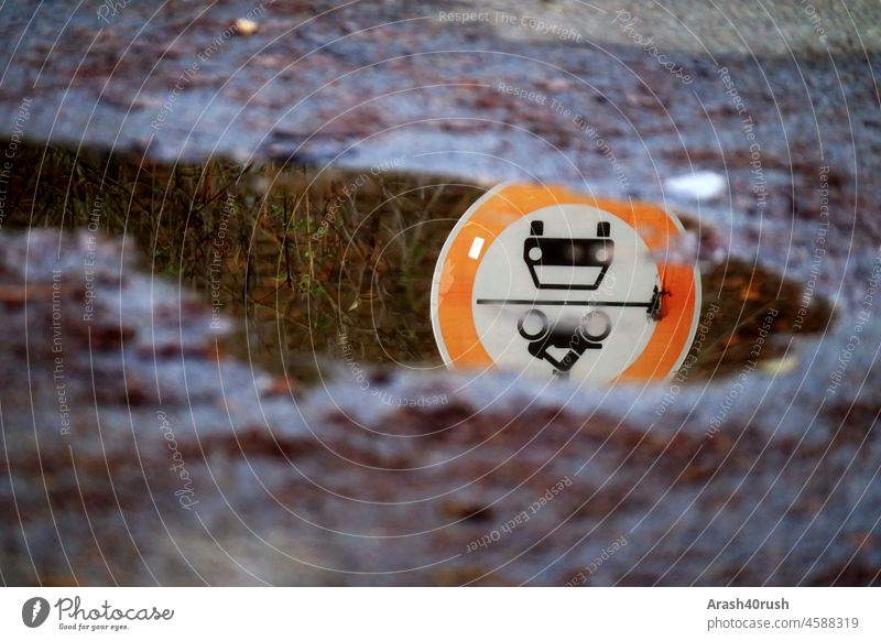 Verkehrsschild / Spiegelung in einer Pfütze Spiegelbild Strassenschild ,Strasse nass Aussenaufnahme Straße Dark Rain rund rot weiß schwarz verkehrszeichen 260