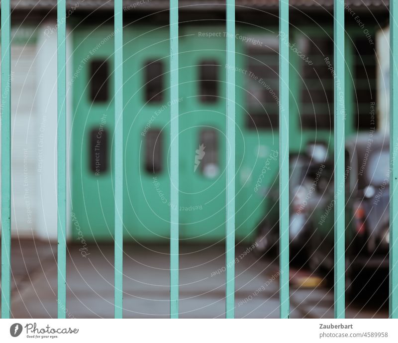Green gate behind green bars in front of courtyard entrance Goal Grating lattice bars Courtyard Courtyard entrance Workshop Closed rods Vertical urban