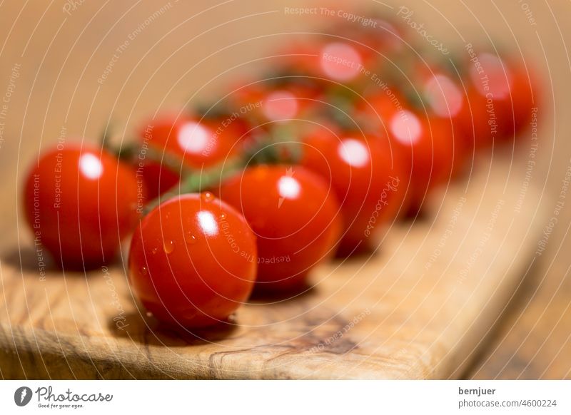 Row of raw tomatoes on wood Tomato Fresh salubriously background Eating Ingredients Green organic Mature vegetarian White Red Vegetable Close-up group