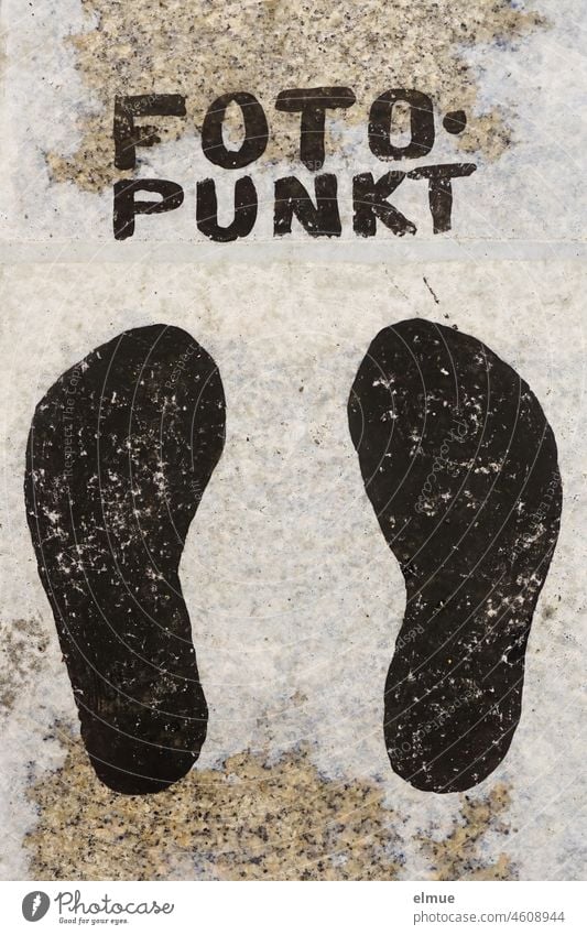 Lettering PHOTO POINT and two stylized shoe prints on sidewalk slabs in plan view / insider tip / recommendation Photo point walkway slabs Recommendation Point