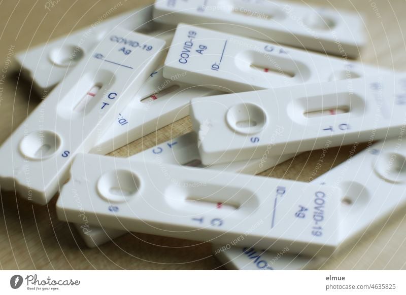 several Corona test strips with negative indication on one table / Antigen rapid test / Lensbaby Corona Test Test procedure Quick test Negative Antigen test