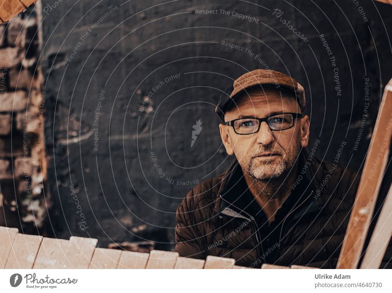 UT HH 19 | Break Adults Man Human being Wait Eyeglasses cap portrait Looking into the camera Facial hair Face Black wall background Space for text Hamburg Head