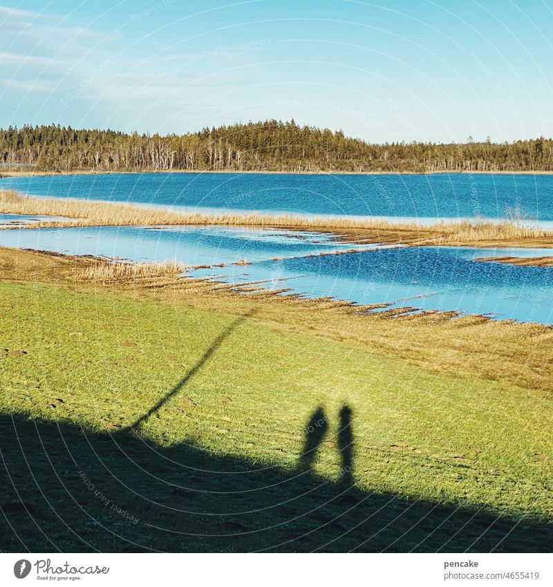 schwedenlook See Ursee Allgäu Spaziergang blau Personen Schatten Pfahl Ried Wald Schweden Landschaft Erholung Wasser Wiese