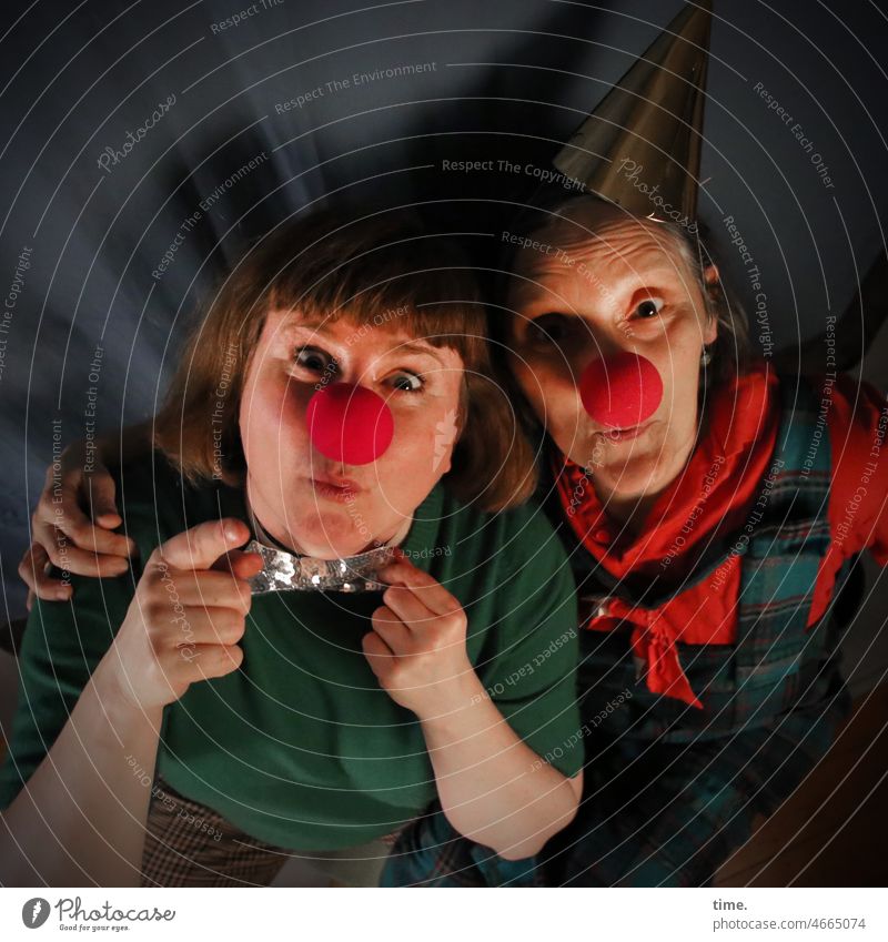 love the one you're with (VII) clown nose Couple Clown Theatre Woman facial expression Grimace at the same time Whim fun acting Stage Trust Fly Green Red hands