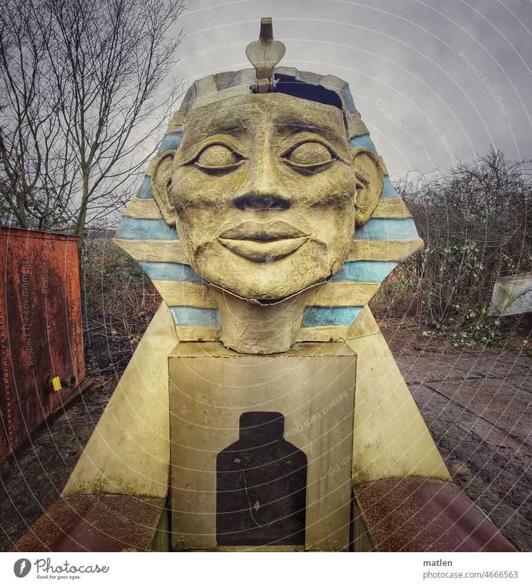 Grandma Nefertiti Advertising Sculpture turned off sorted out Replication Scrap metal Landscape bushes Bad weather