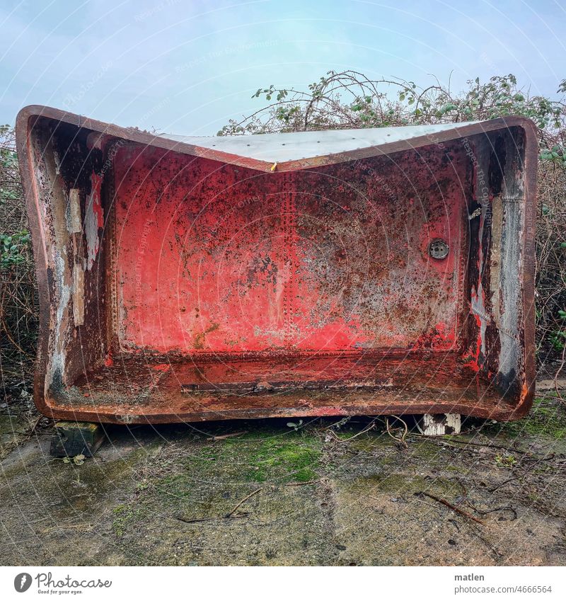 Container red Metal Red Scrap metal Metal tub Transience Colour photo Broken Rust Exterior shot Deserted Hedge Sky Drainage