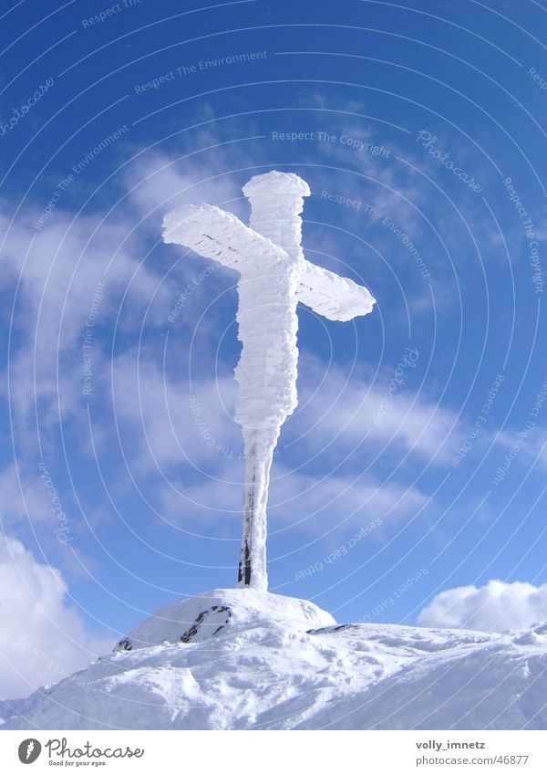 Ice cold summit cross Colour photo Exterior shot Deserted Sunlight Bird's-eye view Front view Upward Freedom Snow Mountain Sky Frost Peak Crucifix Freeze