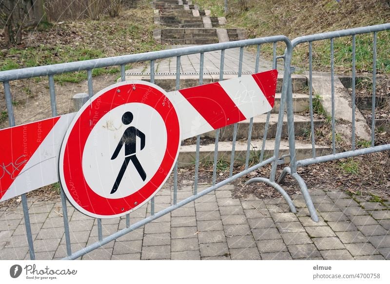 Barrier fence and traffic sign - prohibition for pedestrians - in front of a staircase in the park / VZ 259 / Durchgangsverbot transit ban Road sign