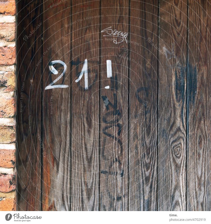 public nuisance | grafitti and clarification door House number Wood Wooden door Wall (barrier) Brick 21 Exclamation mark graffiti Old writing figures