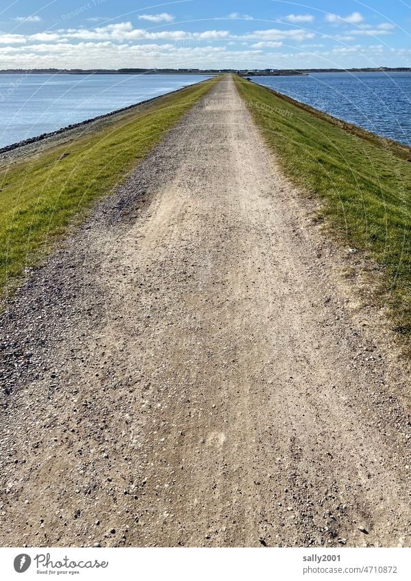 900 | the way is the goal... off Lanes & trails Right ahead Target Direct Dike dyke protection Gravel path Deserted Street Symmetry North Sea Mud flats