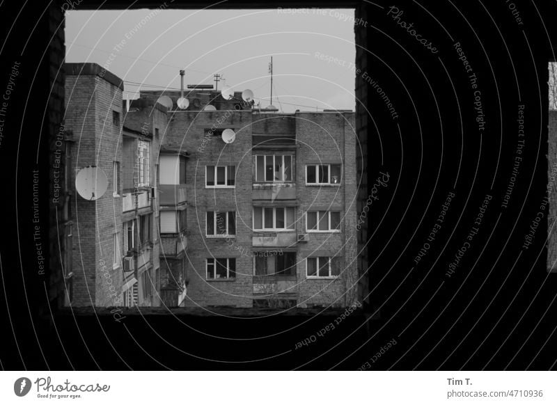 Blick aus einem Fenster in Kiev auf andere Häuser mit Satellitenschüssel Ukraine s/w B/W fenster Black & white photo B&W b/w Architecture Loneliness