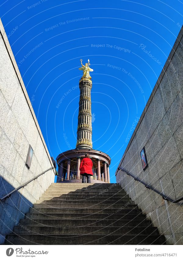 Little red coat I - There she stands with her bright red coat reverently before the victory column in Berlin and looks upward. 285 steps are about to go up. Well then!