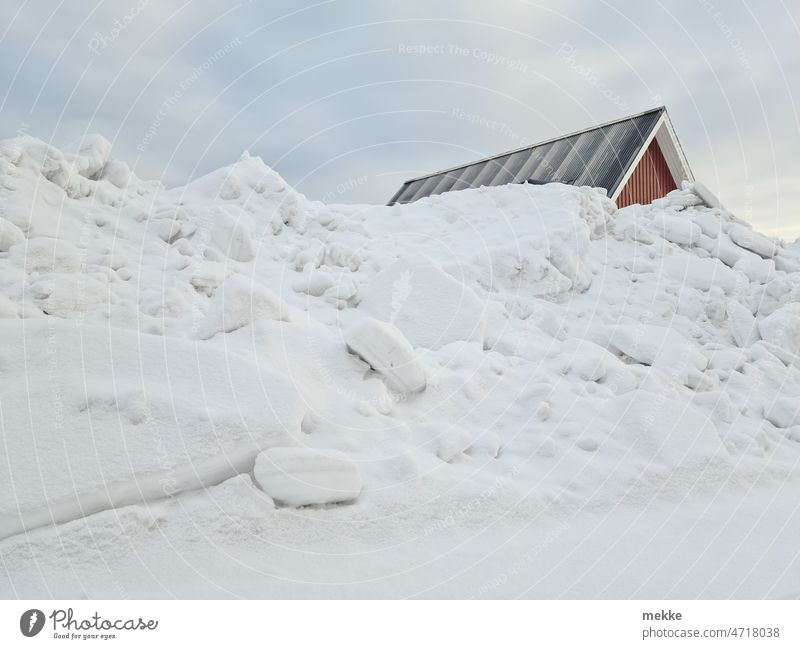 A house behind snow Snow masses Winter House (Residential Structure) Town Winter maintenance program Pile of snow meters high itinerant Masses Ice Snow mountain