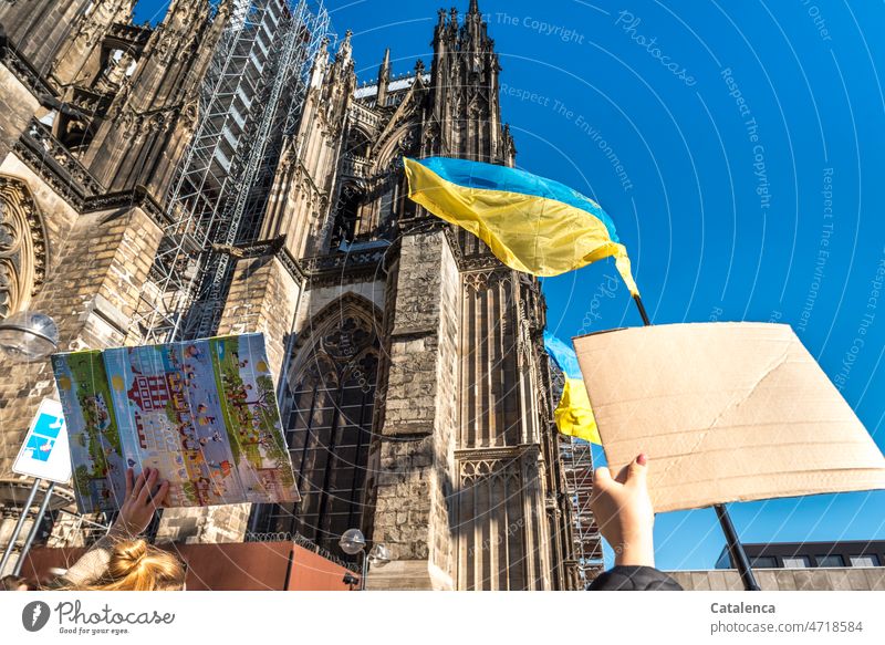 Ukrainian flags and signs in front of Cologne Cathedral Sky Demo Town Architecture Manmade structures European Union slew ehen Ukraine Flag War soon Yellow