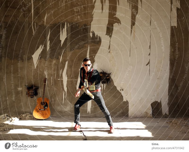 Stringmaster portrait Artist Man Masculine Guitar Musician Ease Creativity Movement Resolve Inspiration Esthetic Enthusiasm Passion Self-confident Willpower