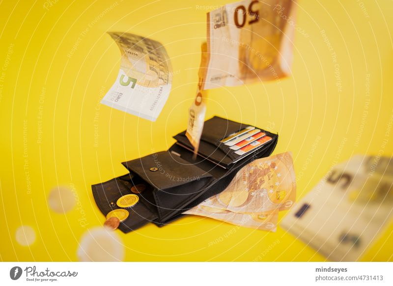 Geldscheine fliegen aus Geldbeutel Inflation gelb Verlust Loss coins bills weg Preisverfall Wert wertvoll