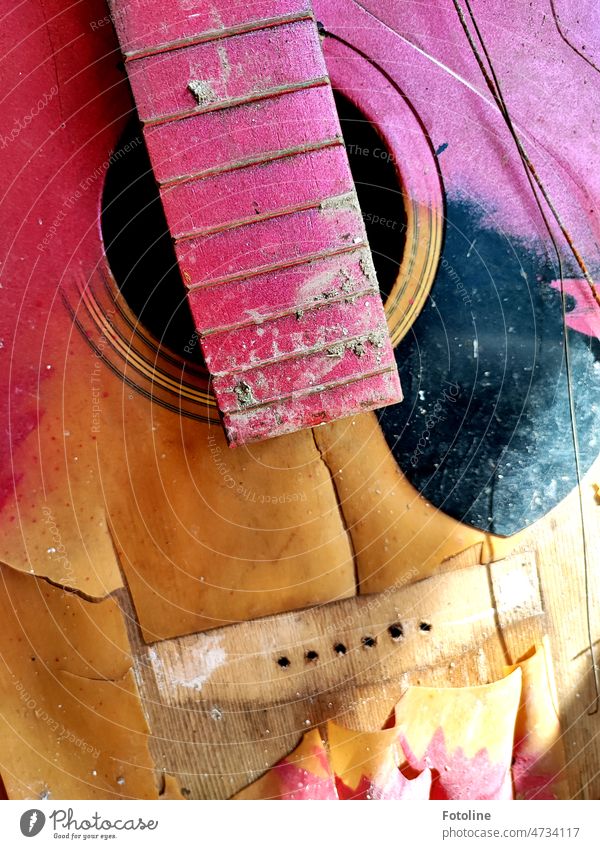 Color contest | A guitar that used to be quite colorful and surely made great music is currently rotting in a Lost Place. The colorful paint is already coming off.