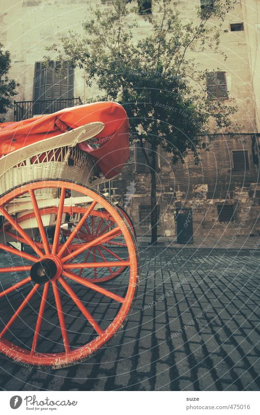 rear wheel Leisure and hobbies Tourism Sightseeing Tree Old town Places Marketplace Building Street Horse-drawn carriage Wood Historic Round Red Wheel Wheels