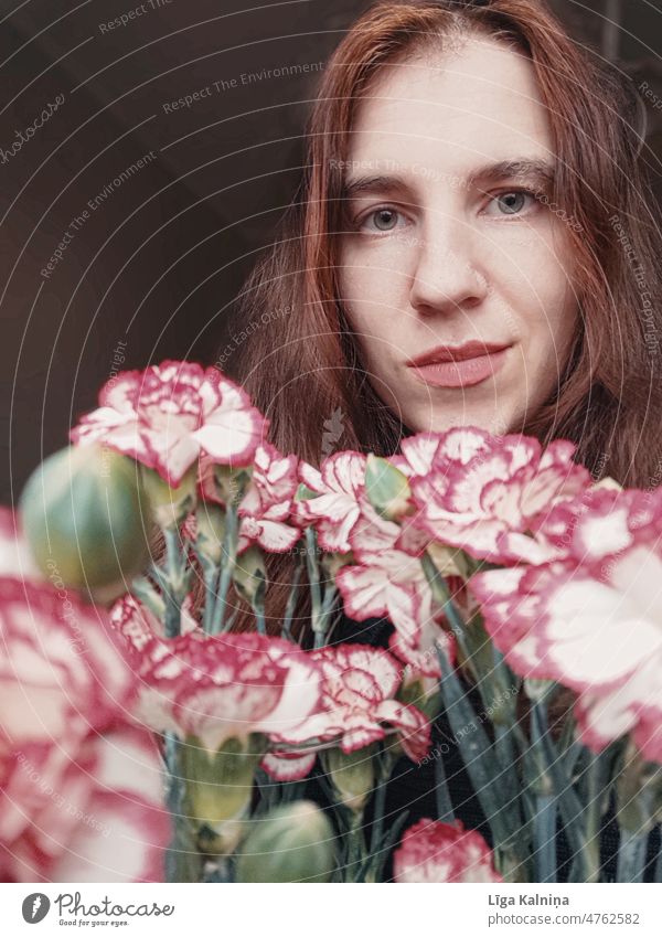 Portrait with woman behind bouquet of flowers Woman Young woman Human being Face Portrait photograph Face of a woman portrait Head Eyes 1 Adults Looking