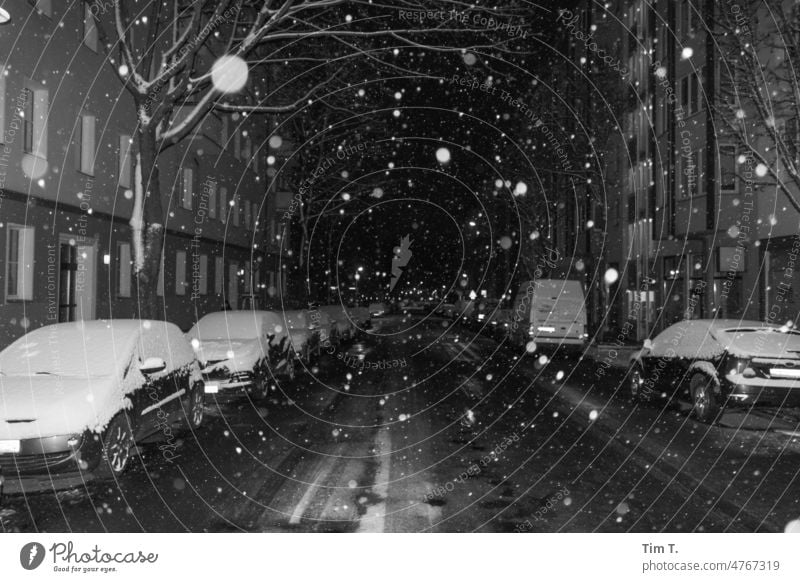 it snows in Berlin Night Snow bnw b/w Exterior shot Black & white photo Town Capital city Deserted Downtown Architecture Old town Friedrichshain