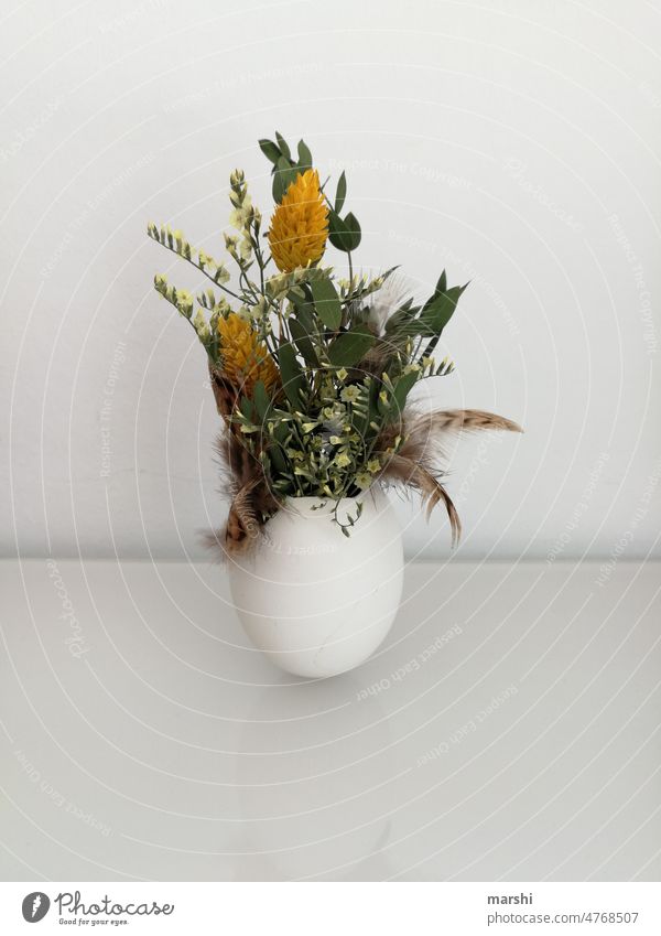 Blümle in egg Egg Eggshell Decoration Easter flowers Bouquet Minimalistic clean Isolated Image ornamental Public Holiday floral greeting Easter egg White Yellow