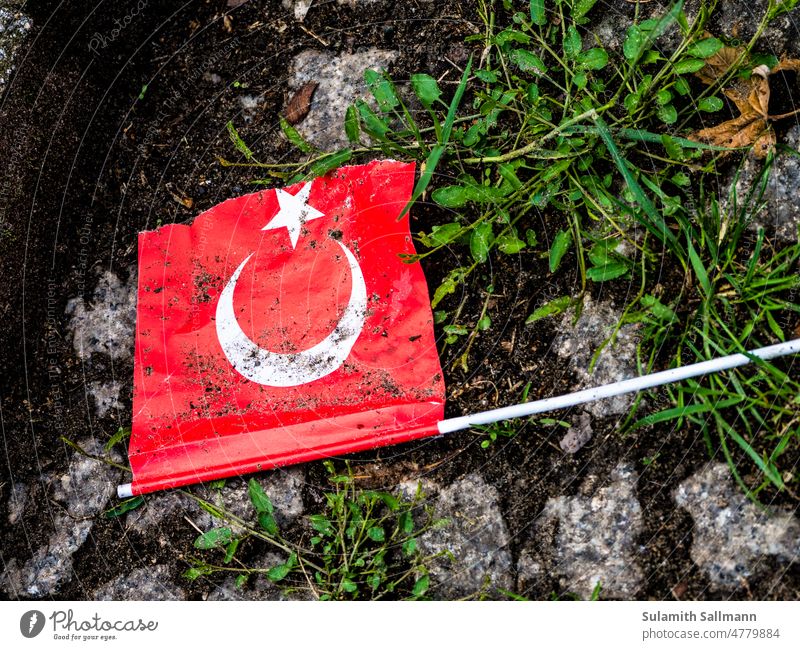 weggeworfene türkische Papierfahne fähnchen papierfahne rot-weiß türkei Halbmond dreckig weggeschmissen kaputt zerrissen schmutzig Müll Symbol Nationalfahne