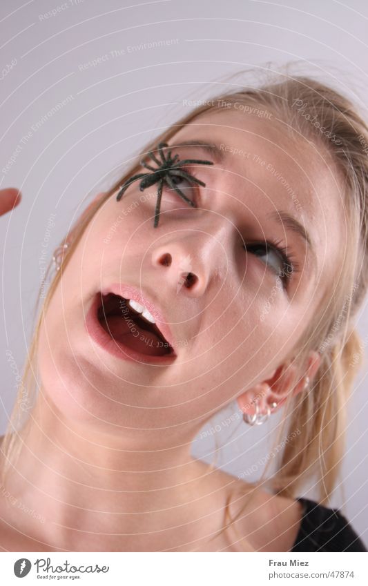 Shock severot Woman Spider Frightening Blonde Eyes