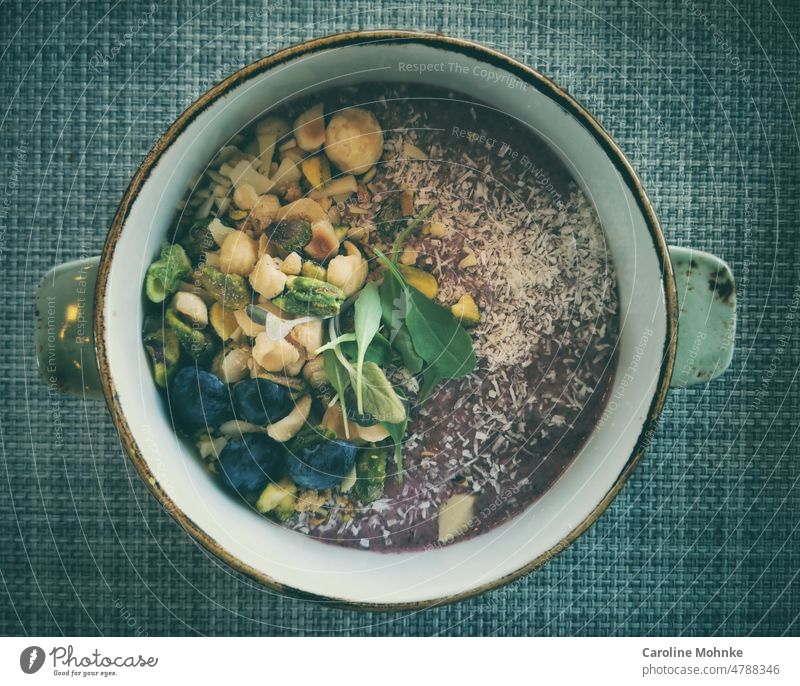 Leckeres Frühstück essen Nüsse Blaubeeren Bowl Essen vegetarisch vegan protein Farbfoto gesundes Essen Ernährung gesunde ernährung lecker Vitamin Garten Natur