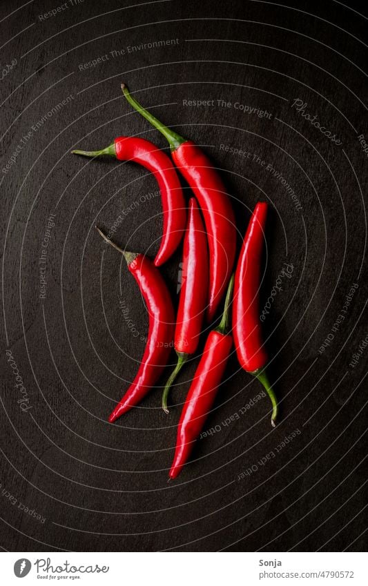 Red fresh chili peppers on a brown wood table Chili Husk Fresh Tangy hot plan Vegetable Raw Vegetarian diet Fiery Spicy Organic produce Food photograph