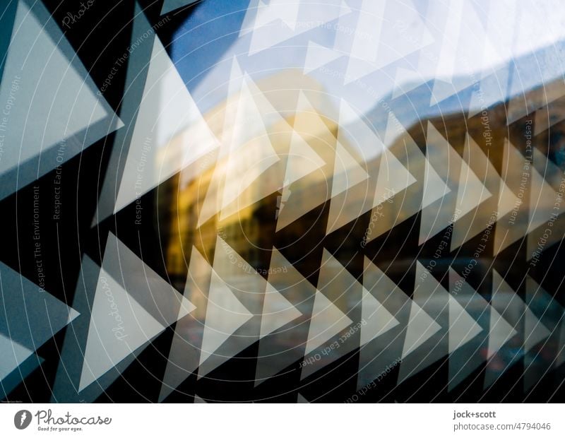 GRAY TRIANGLES POINTING TO THE RIGHT - BLACK TRIANGLES POINTING TO THE LEFT Triangle Arrow Reflection Geometry Pattern Abstract Structures and shapes Design