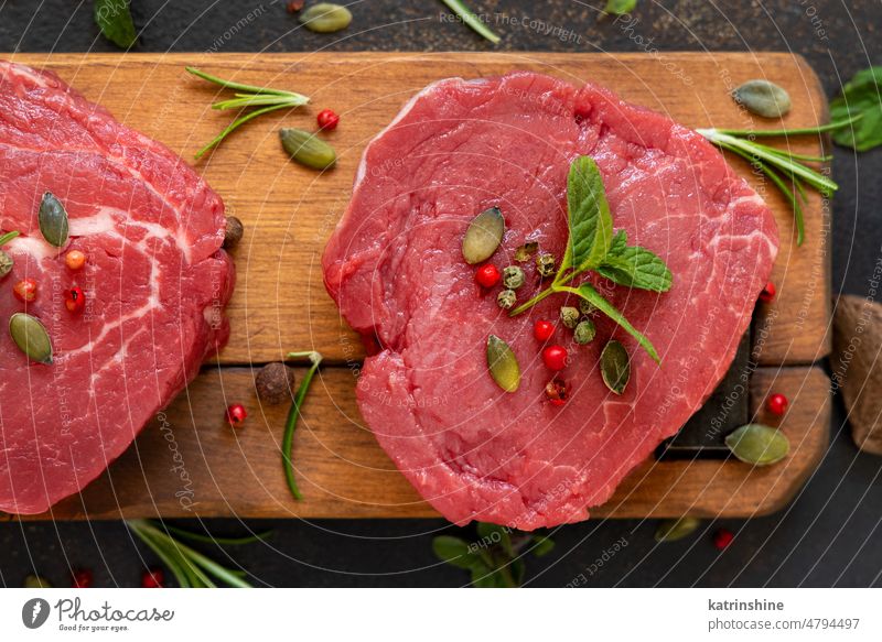 Portioned slices of raw meat on a cutting board. Fresh pieces of chopped  beef tenderloin close-up. Five juicy slices of beef. Ingredients for  preparin Stock Photo - Alamy